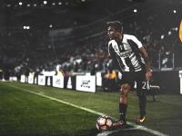 开云下载-季后赛抢七之夜，孔德关键回合不手软