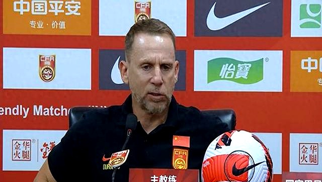 球队教练突然宣布辞职引发团队动荡