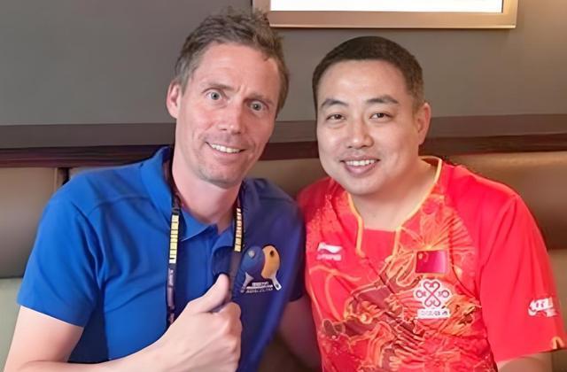 球队教练突然宣布辞职引发团队动荡