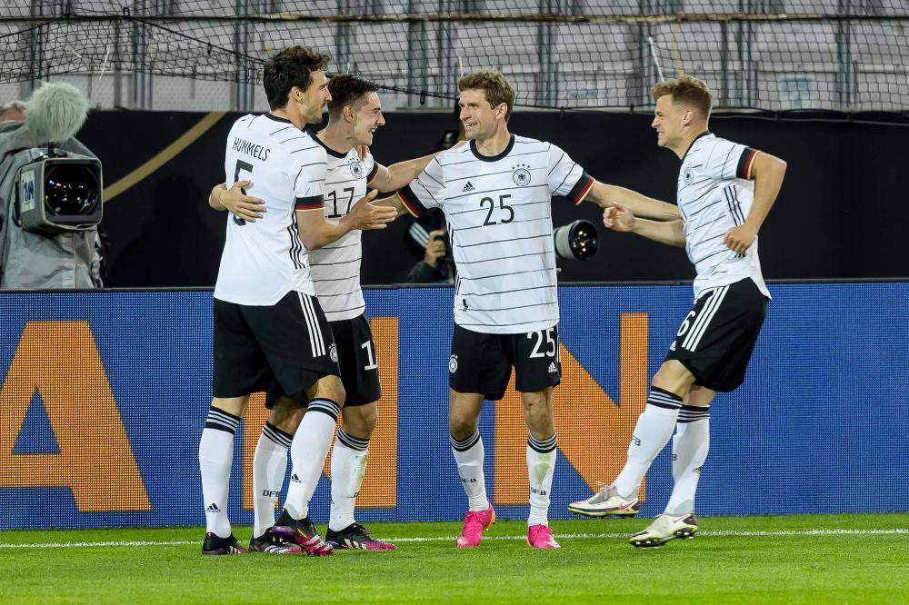 斯洛伐克队在足球比赛中全力以赴