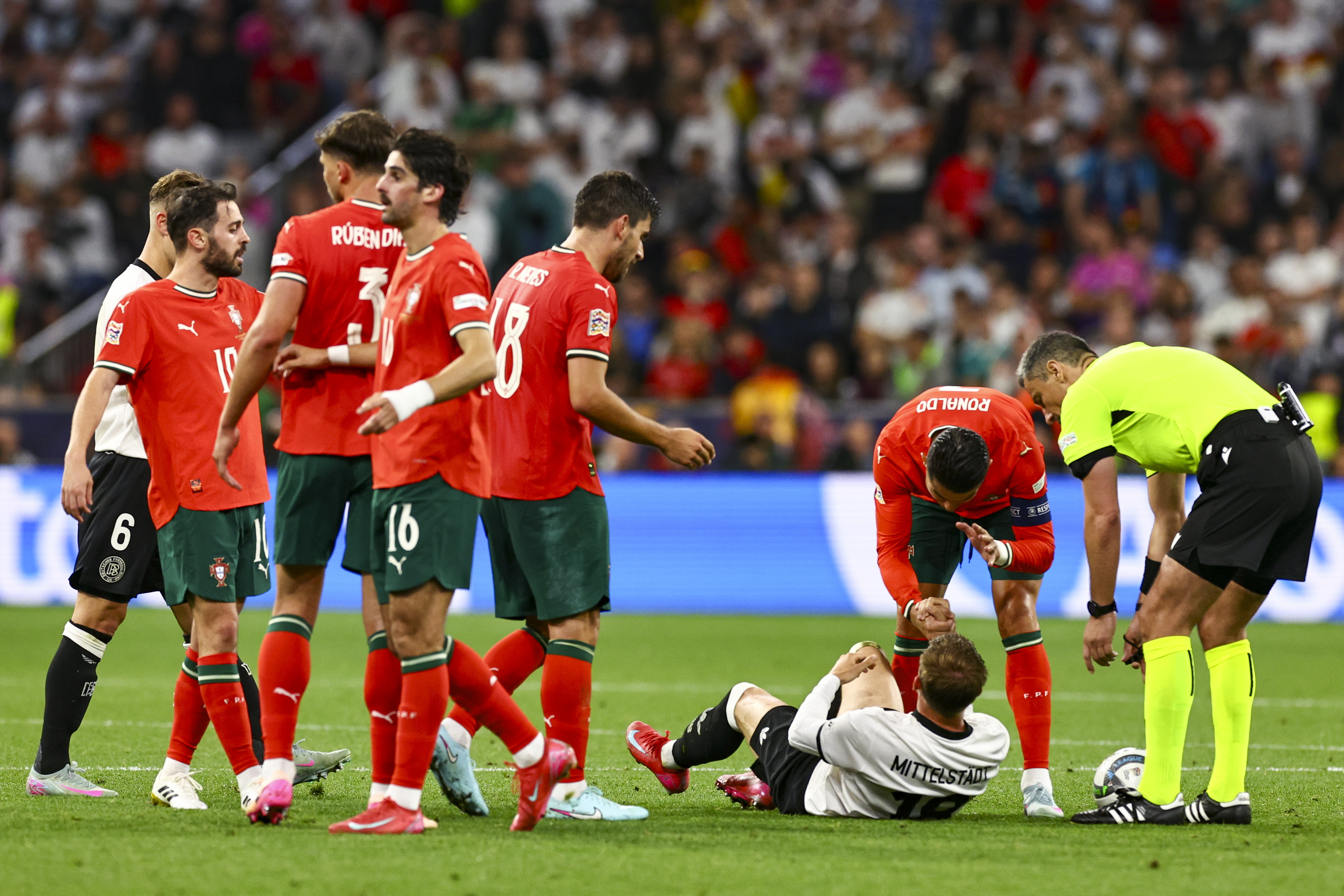 包含精彩扑朔迷离！欧洲足球比赛层出不穷的词条