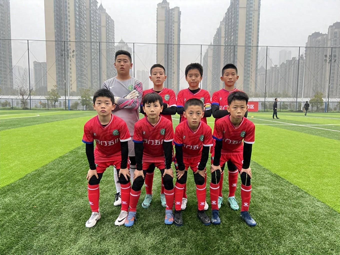 包含足球强队齐聚一堂，搏击比赛中显雄姿英发的词条