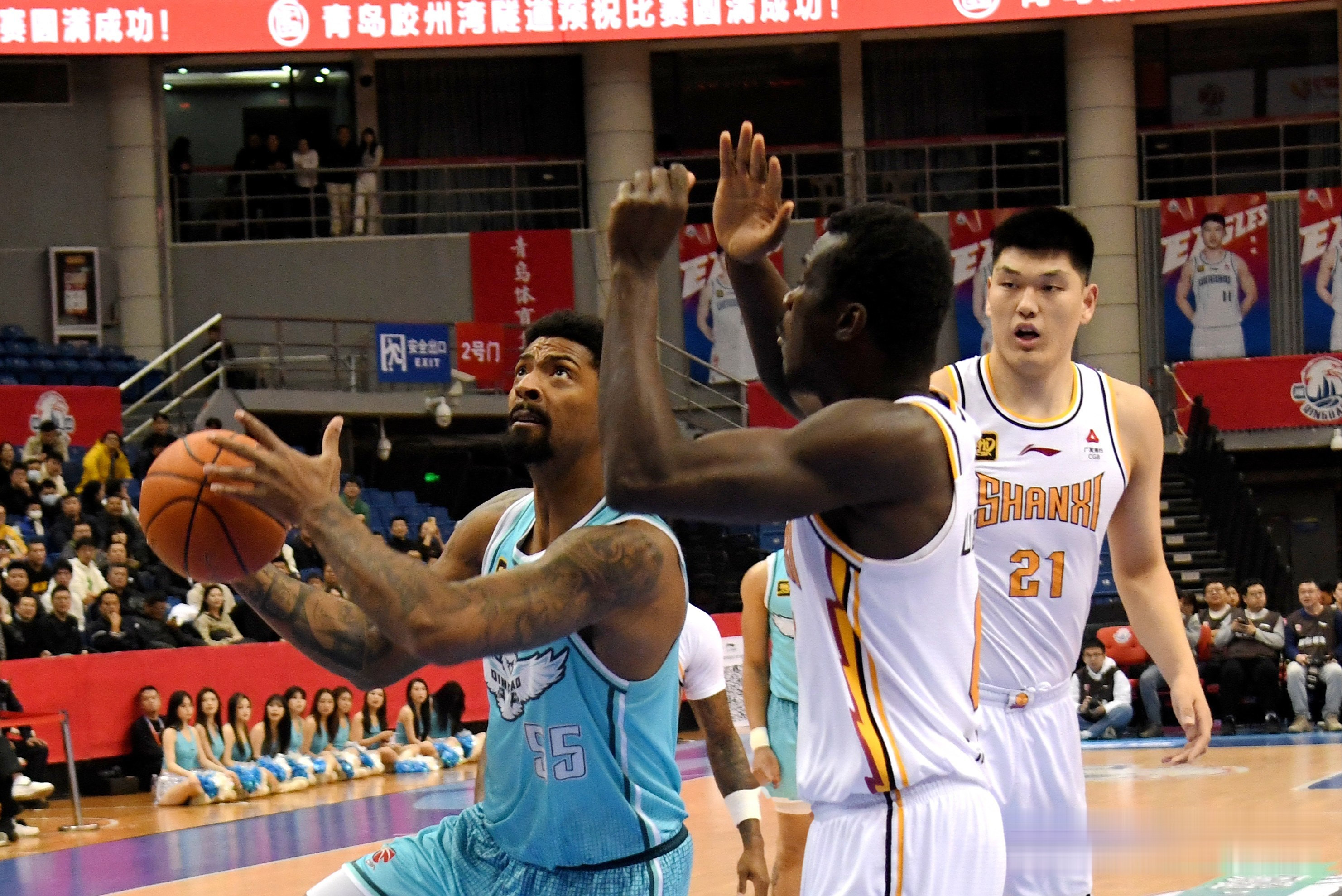 包含青岛球队面对骄阳比赛，体力消耗大的词条