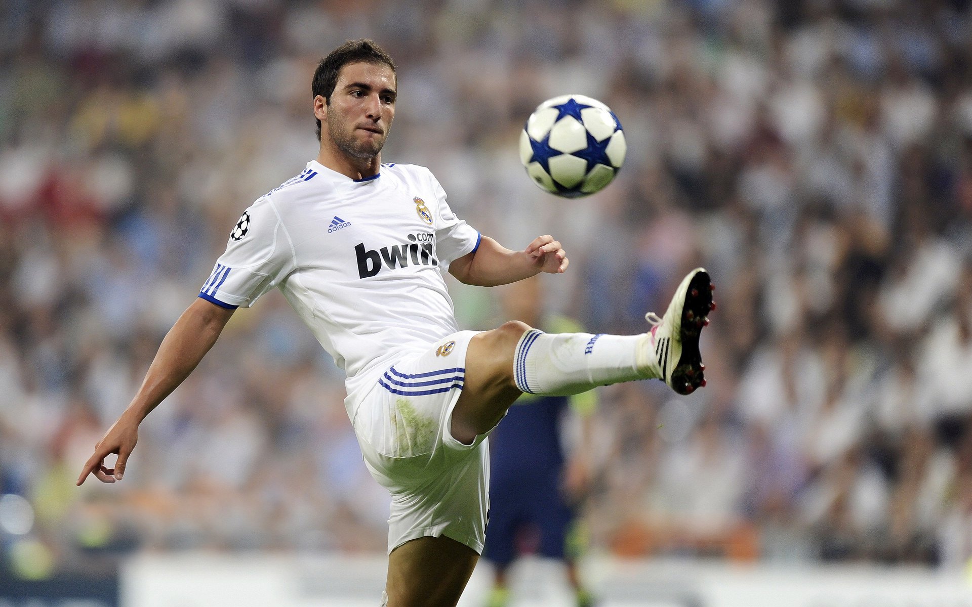 基米希点燃赛场,亚特兰大连续得分压制芬兰,战术纪律与个人英雄主义的交响