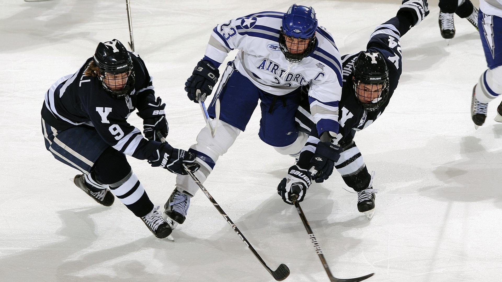 绝杀时刻,哈登关键三分助勇士压哨逆转雷霆,书写传奇之夜